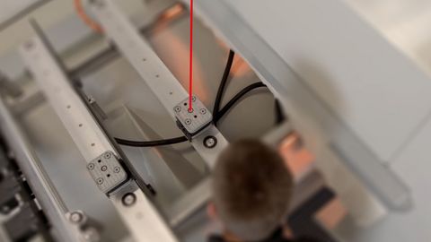 Laser pointers on left and right of machining head Laser pointers on left and right of machining head